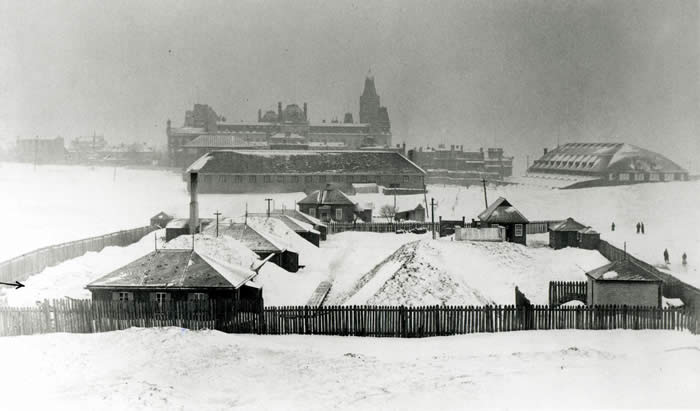 The Arsenal laboratory on the Plains of Abraham; background right, the Quebec Skating Rink.